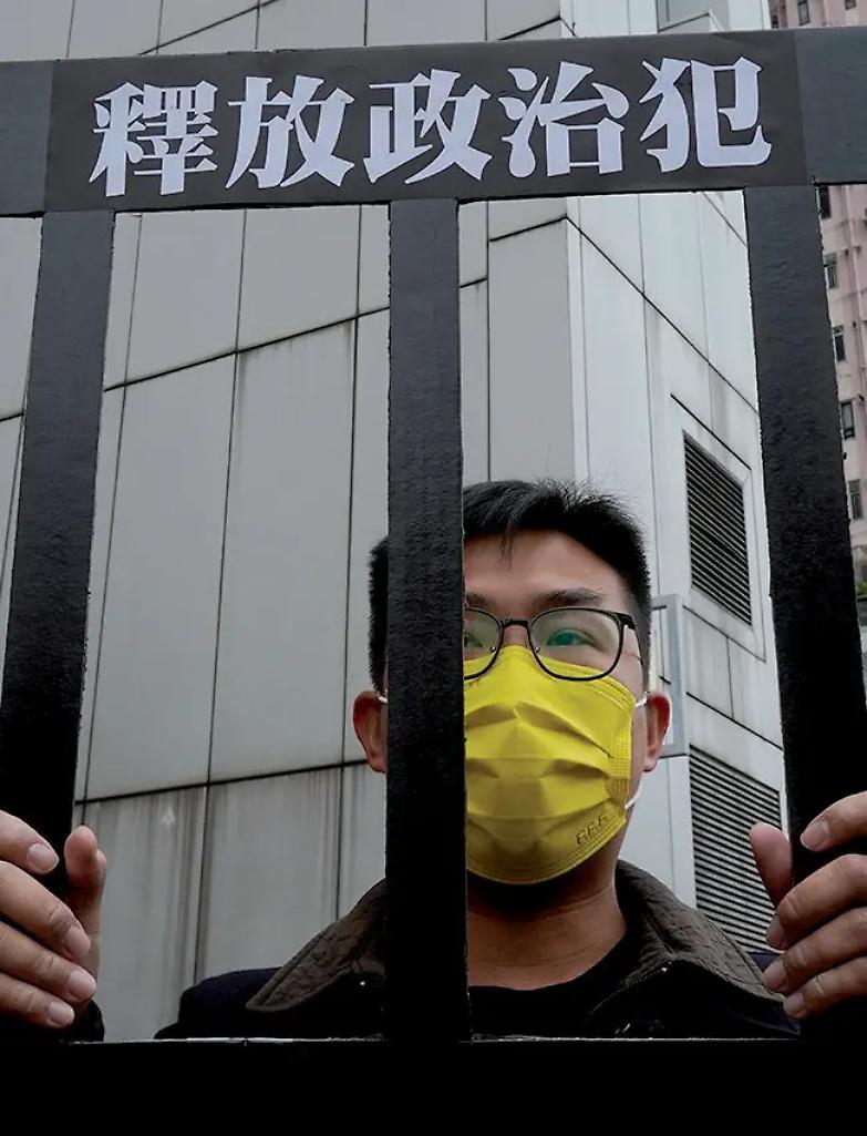 Follia a Hong Kong: vietato manifestare con le mascherine