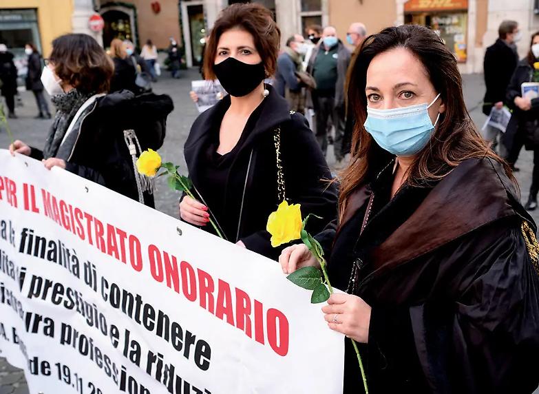 Giudici onorari ancora in piazza &laquo;Basta rinvii, subito la riforma&raquo;