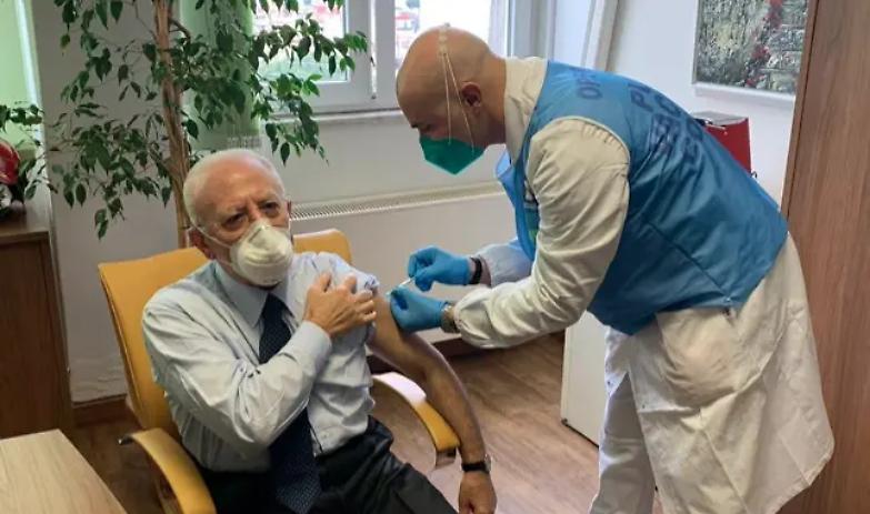 De Luca si vaccina e scoppia la polemica: &laquo;Una dose sottratta a chi combatte il virus&raquo;