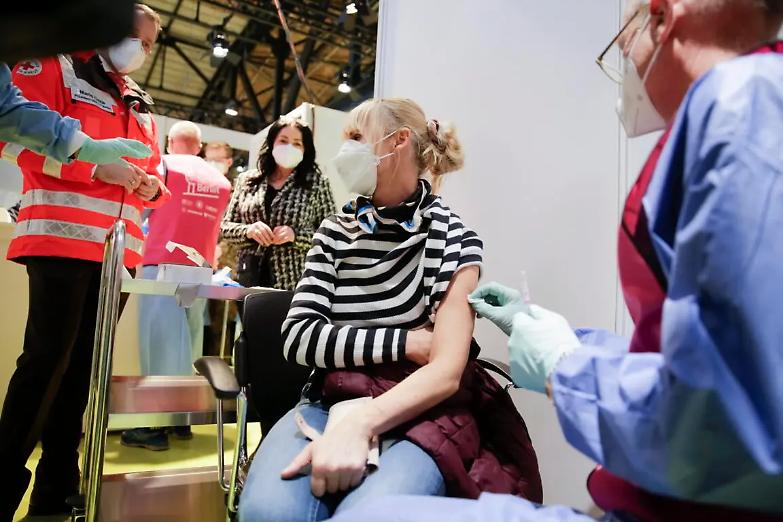 Arriva il vaccino e arrivano le polemiche: in Germania pi&ugrave; dosi che altrove