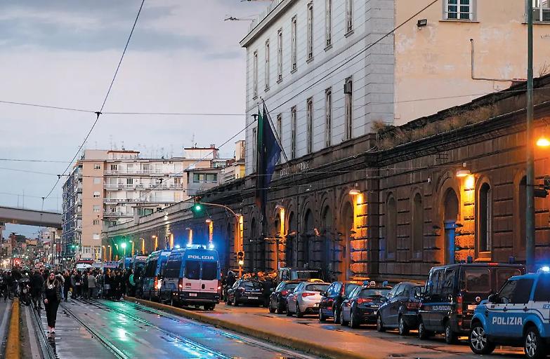 Il ministro Bonafede in visita a Poggioreale: &laquo;Sono vicino a tutti coloro che vivono e lavorano nell&rsquo;istituto&raquo;
