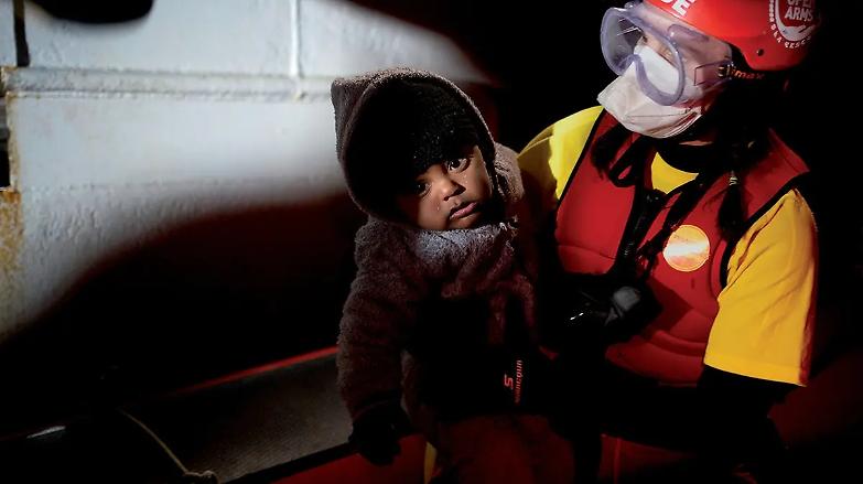 Quei bimbi salvati dal mare nell&rsquo;ultima notte di un anno feroce