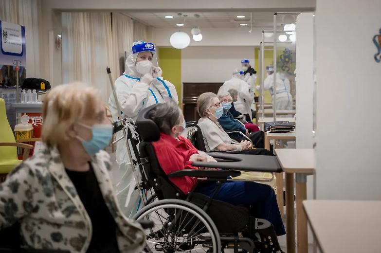 Il caso Germania: &laquo;Lotteria vaccini nelle case di riposo&raquo;