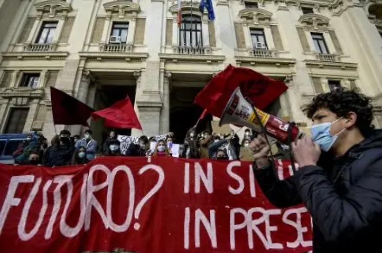 Caos scuole, studenti in piazza contro la didattica a distanza: &laquo;Ridateci il futuro&raquo;