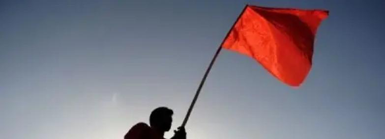 Sulla collina sventolava la bandiera rossa