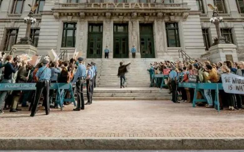 Processo ai Chicago 7, vergogna e pregiudizio in un aula di tribunale