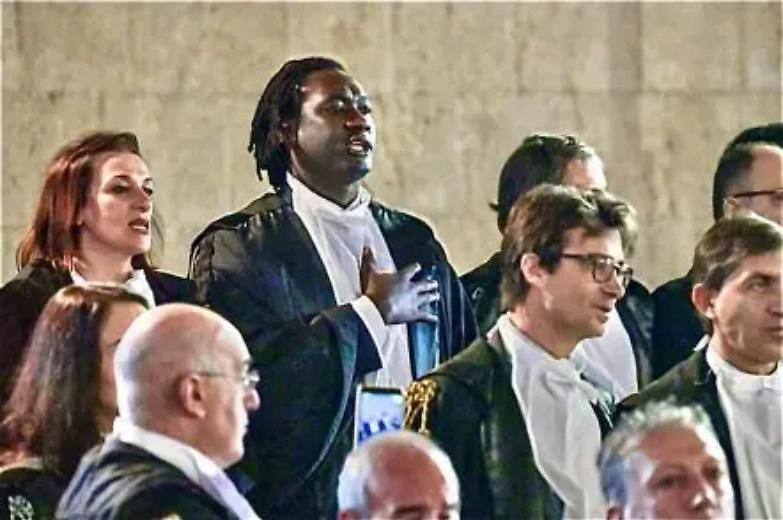 La frase choc della giudice onoraria: &laquo;Scusi, lei &egrave; avvocato? &Egrave; anche laureato?&raquo;