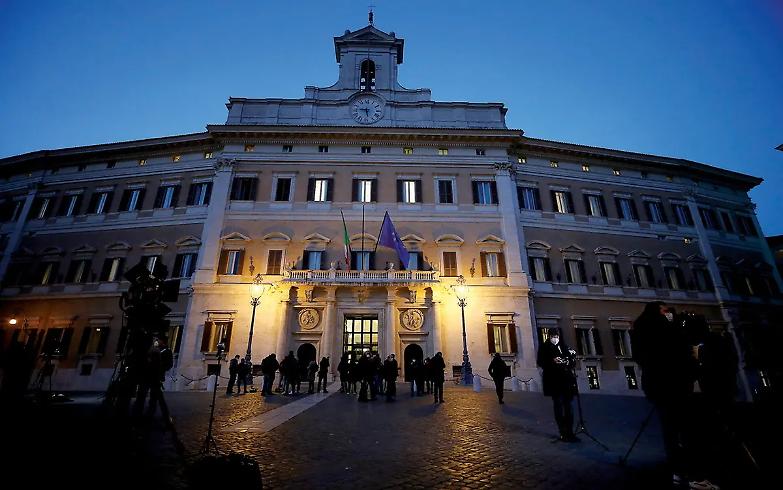 Governo, quel perimetro di maggioranza aperto a tutti che imbarazza i partiti