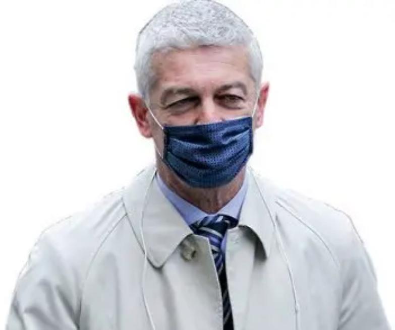 Qualcuno avvisi il senatore Morra che il Movimento lo ha cacciato...