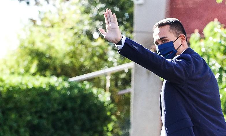 &laquo;Liberale, moderato, europeista&raquo;. Di Maio il "camaleonte" stravolge ancora il M5S