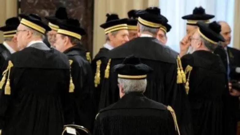 Le toghe affollano i lunghi corridoi di via Arenula...