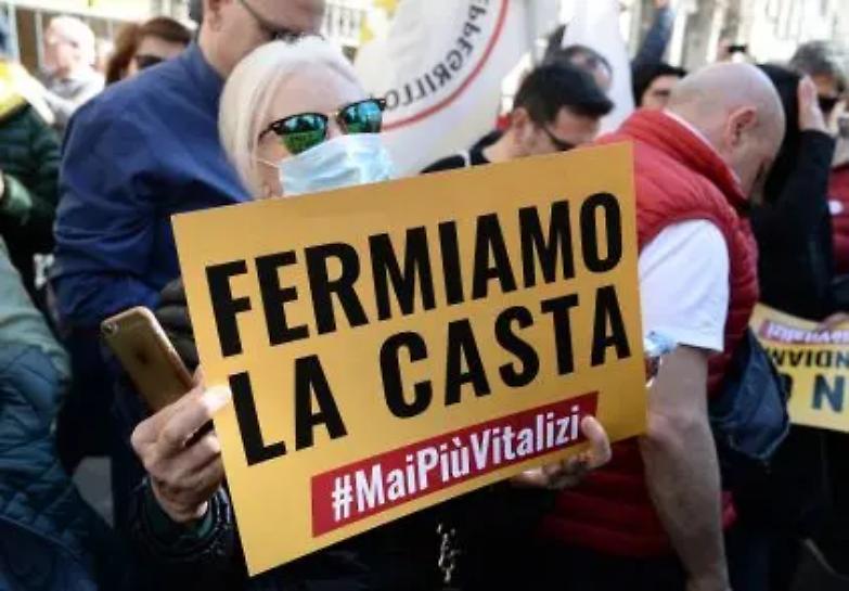 Il M5S sostiene il governo, gli espulsi no. Ma allora perch&eacute; vogliono rientrare?