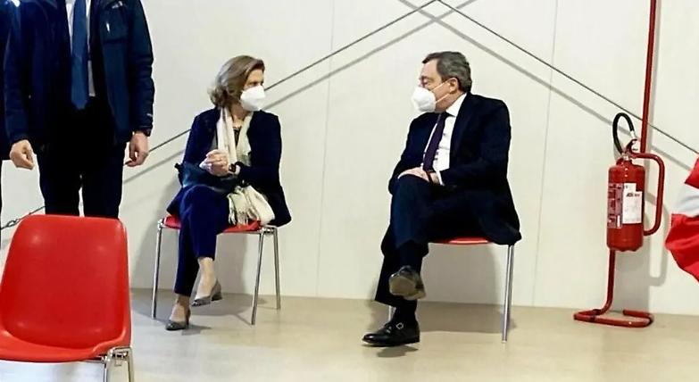La foto di Draghi in fila per il vaccino &egrave; il frutto avvelenato del populismo