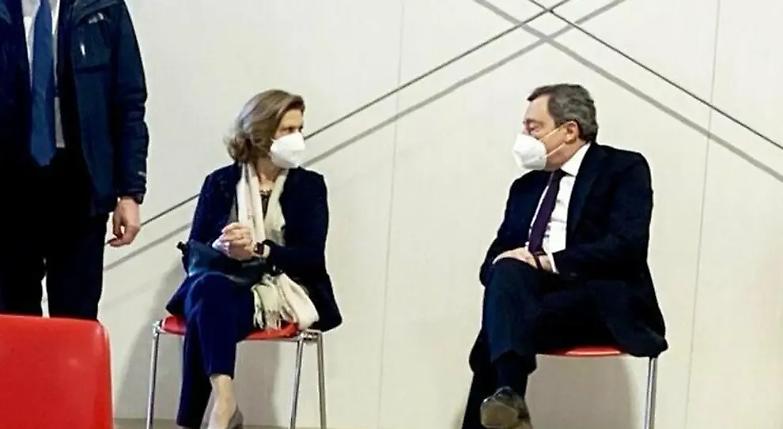 Ma io dico: che bella quella foto di Draghi in fila per il vaccino