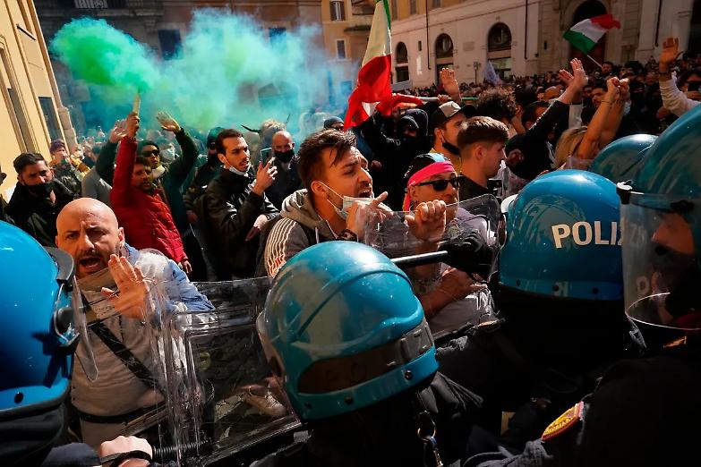 Rabbia ed esasperazione: i ristoratori scendono in piazza