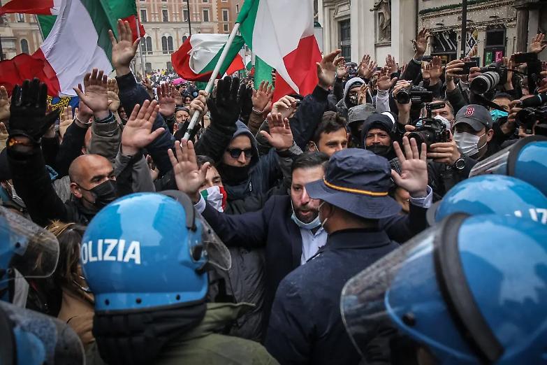Scontri in piazza a Roma alla manifestazione "IoApro"