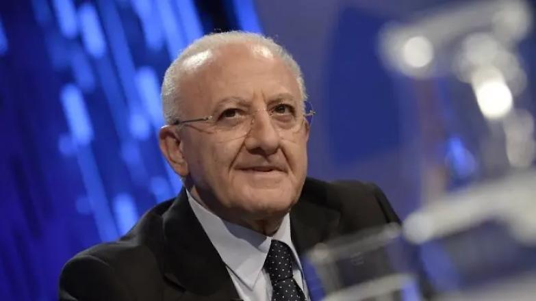 De Luca sfida Figliuolo: "Disobbediremo, basta vaccini per fascia di et&agrave;"