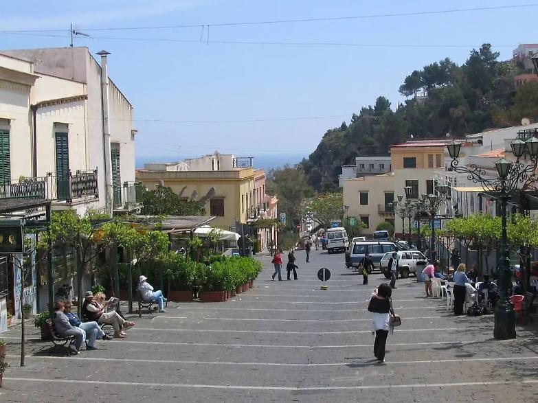 "Noi, piccole isole come le Rsa. Per questo dico: vaccinateci tutti"