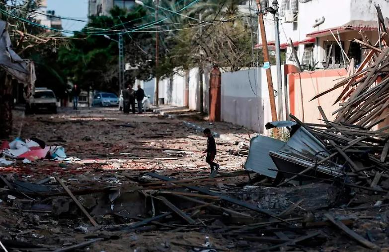 Prosegue l'attacco israeliano a Gaza, raso al suolo il Palazzo della stampa
