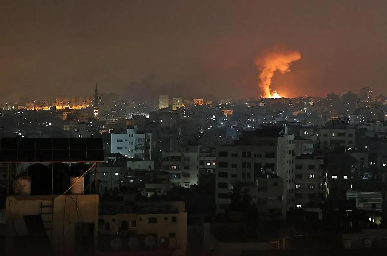Nuovi raid israeliani a Gaza. Hamas lancia decine di razzi verso Israele