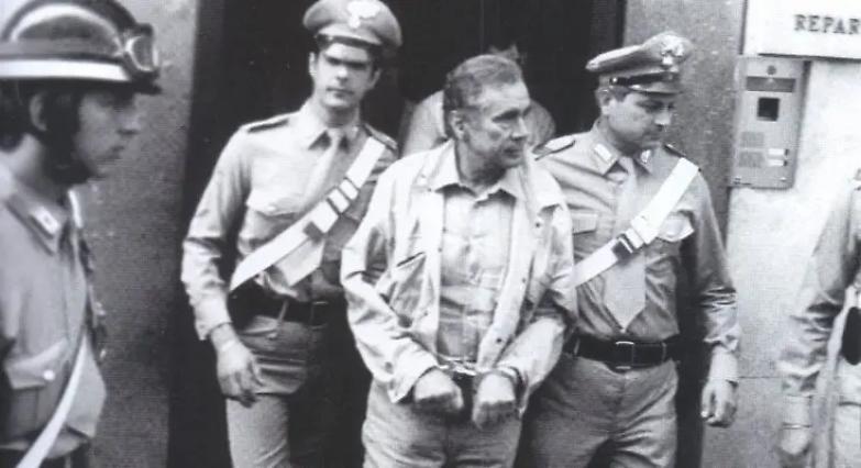 La passerella di Enzo Tortora coi ferri polsi fu il primo atto del processo mediatico