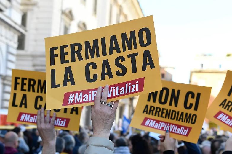 Vitalizio a Formigoni, i 5Stelle gridano allo scandalo: &laquo;Daremo battaglia&raquo;