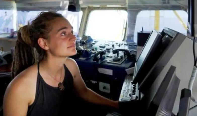 Carola Rackete, il gip archivia il caso: &laquo;Aveva il dovere di portare i migranti in salvo&raquo;