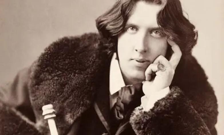 Oscar Wilde, il genio dandy e ribelle umiliato (e ucciso) dalla gogna puritana