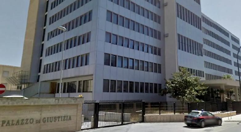 Crolla il soffitto nell&rsquo;aula bunker, gli avvocati: &laquo;Cos&igrave; rischiamo la vita&raquo;