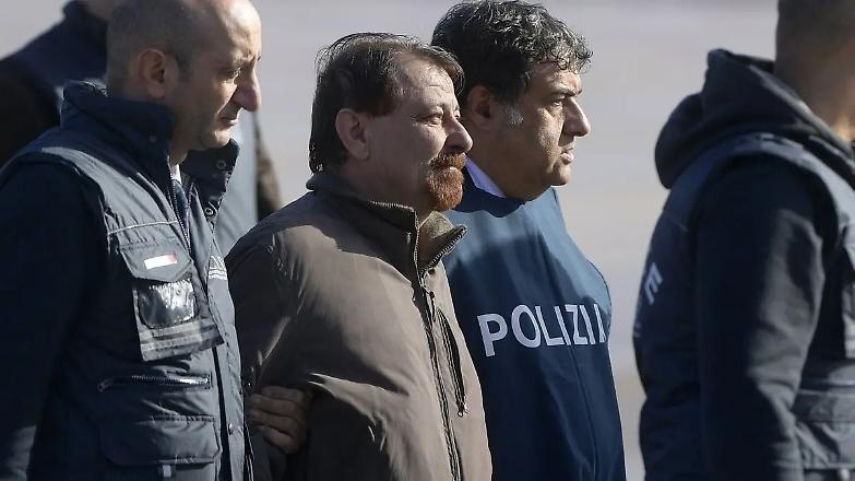 "Basta crudelt&agrave; contro Cesare Battisti". Parola di Vittorio Feltri