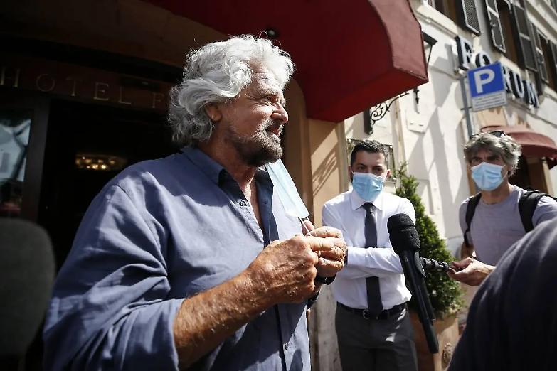 "Non ha visione politica...". Grillo licenzia Conte e riassume Casaleggio