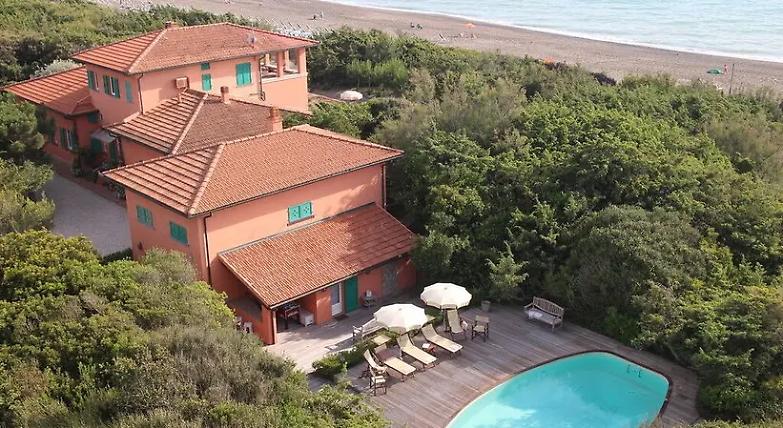 Grillo affitta la villa di Bibbona. Forse per pagare le querele...