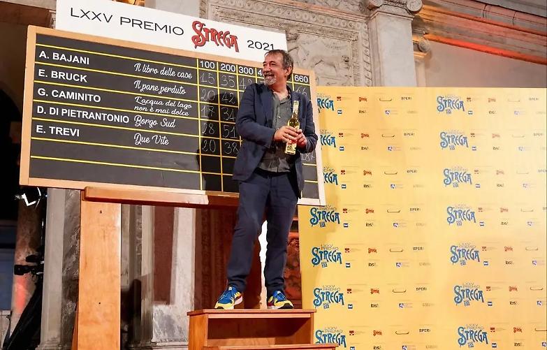 Emanuele Trevi trionfa al Premio Strega con "Due vite" (e con il suo look)