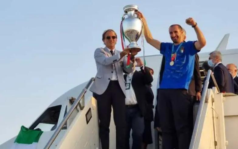 Campioni d'Europa, gli Azzuri atterrano a Roma: la coppa &egrave; a casa