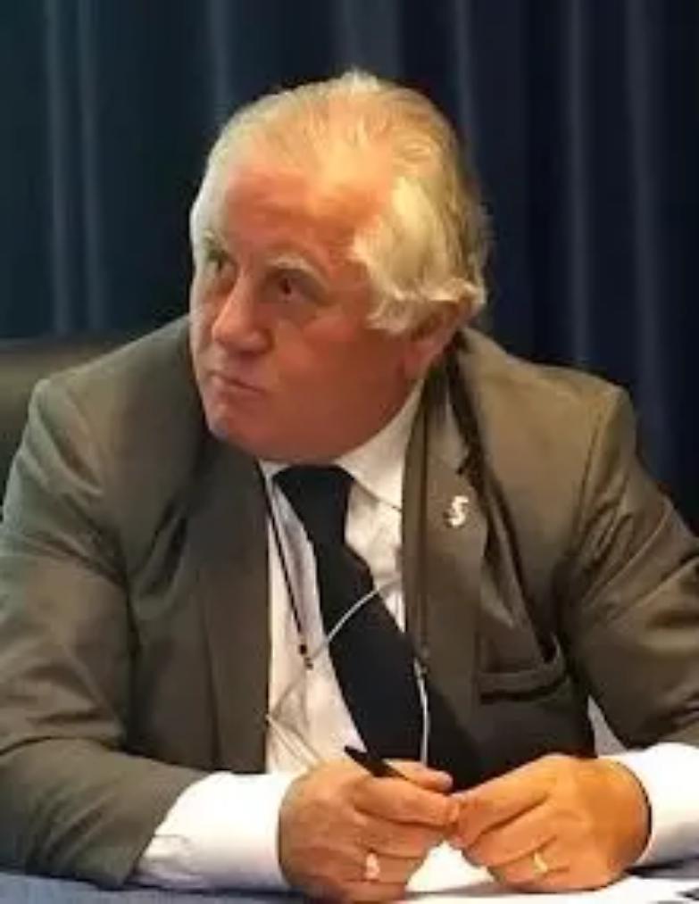 Fratta, sindacato Dirigenti Scuola: &laquo;Obbligo di vaccino agli insegnanti o niente scuola per i prof no vax&raquo;