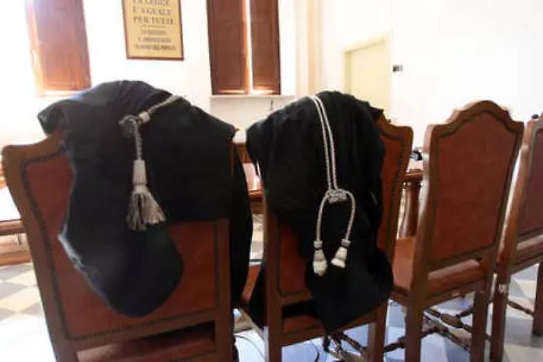 "Avvocato, vergognati, difendi una trans assassina"