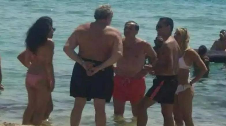 Kabul calling...ma Di Maio risponde in costume dal Salento