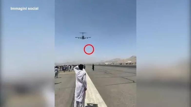 Il video shock: i disperati che provano a fuggire da Kabul cadono dall'aereo