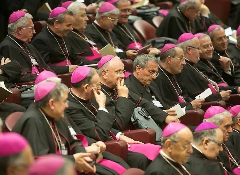 I vescovi contro l'eutanasia: &laquo;Scegliere la morte &egrave; la sconfitta dell'umano&raquo;. +Europa: &laquo;La dignit&agrave; &egrave; individuale&raquo;