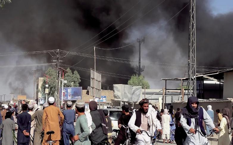Kabul bambini lanciati oltre il filo spinato