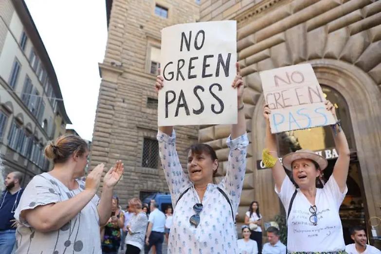 Il popolo dei 36mila "No green pass" guidati da Agamben