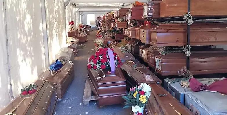 Caos al cimitero di Palermo, quasi mille bare non sepolte