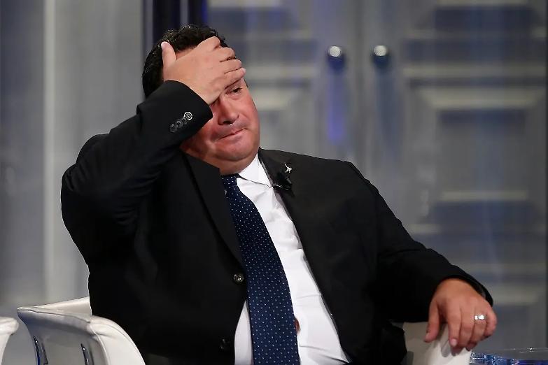 Durigon messo alle strette, sale la pressione per le dimissioni del sottosegretario