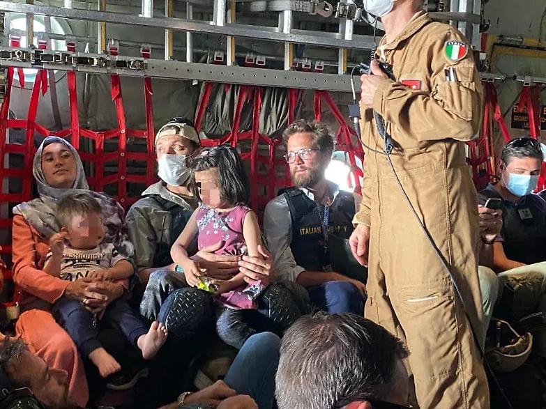 Claudi, Pontecorvo e i carabinieri rientrano in Italia: hanno salvato migliaia di vite