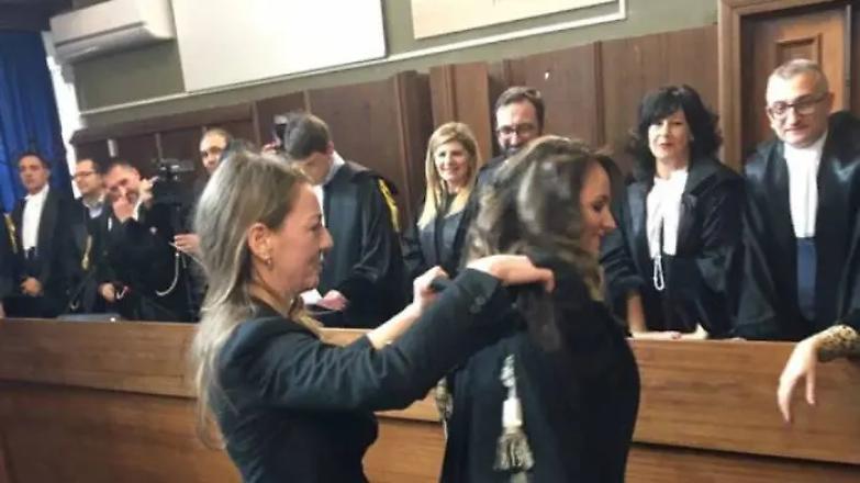 FUGA DALLA PROFESSIONE &laquo;E poi ci siamo noi, giovani avvocati, che indossiamo quella toga con amore e orgoglio&raquo;