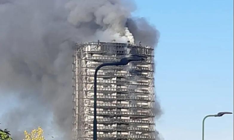 A fuoco uno dei grattacieli di Milano, decine di evacuati