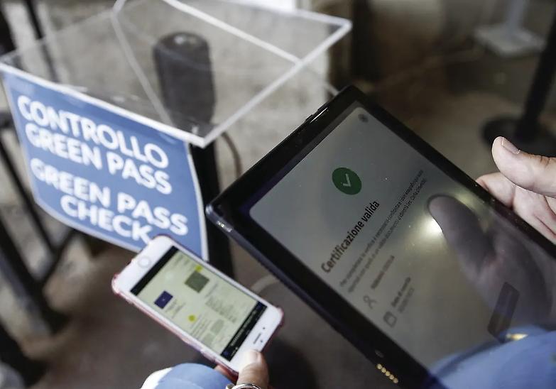 Se il green pass rischia di creare pi&ugrave; tensioni di un vero obbligo vaccinale