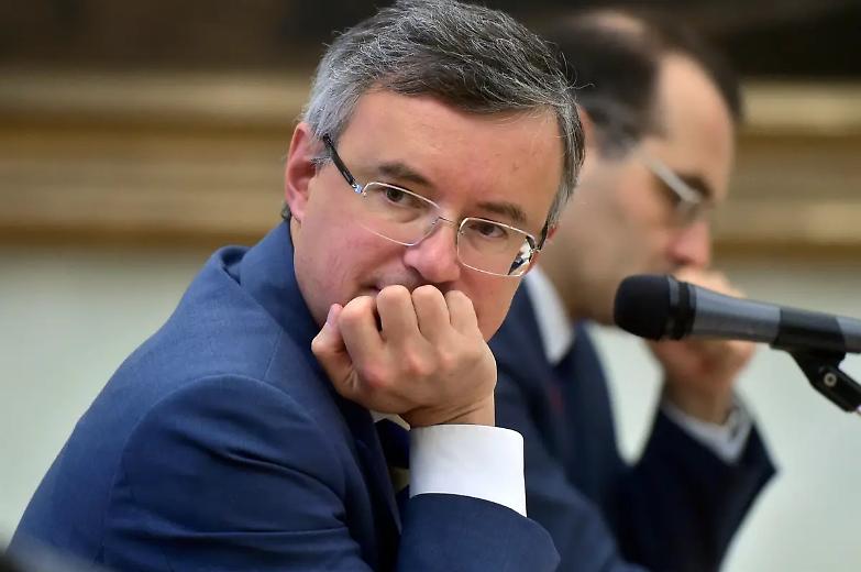 Appello di 150 docenti contro il green pass. Firma anche Barbero