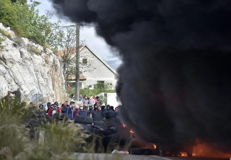 Montenegro in fiamme per le proteste antiserbe: tensione alle stelle
