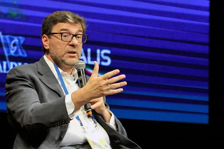 Giorgetti: &laquo;C'&egrave; l'ipotesi di estendere il green pass a tutti i lavoratori&raquo;